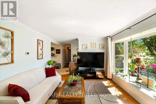 2033 Lea Road, Innisfil (Alcona), ON - Indoor Photo Showing Living Room