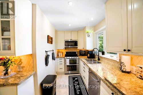 2033 Lea Road, Innisfil, ON - Indoor Photo Showing Kitchen With Double Sink