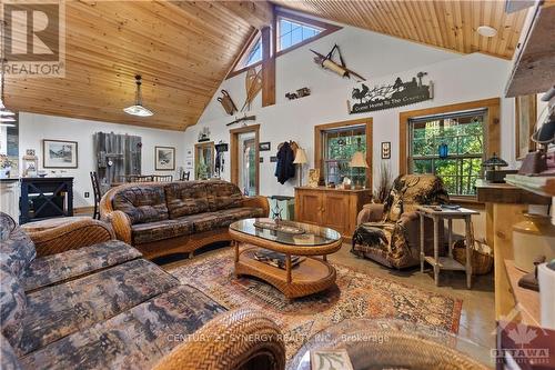 6960 511, Lanark Highlands, ON - Indoor Photo Showing Living Room