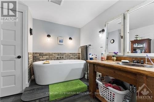 6960 511, Lanark Highlands, ON - Indoor Photo Showing Bathroom