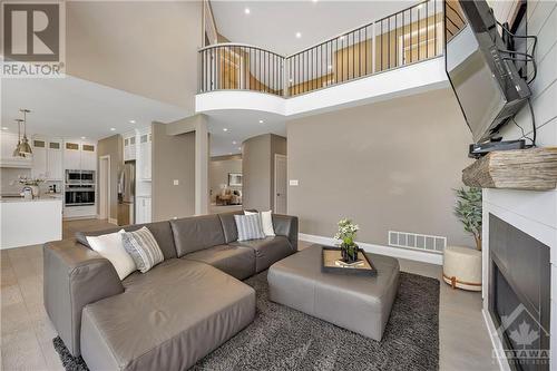 556 Shoreway Drive, Ottawa, ON - Indoor Photo Showing Living Room