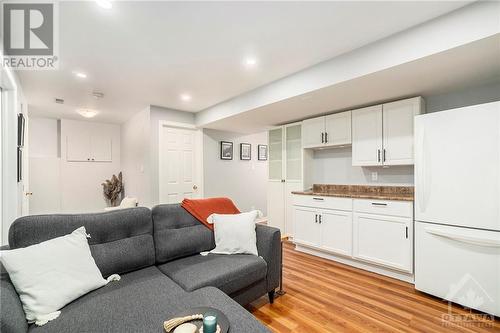 423 Carleton Street, Cornwall, ON - Indoor Photo Showing Living Room