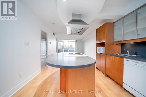 318 - 550 Queens Quay W, Toronto (Waterfront Communities), ON - Indoor Photo Showing Kitchen With Double Sink