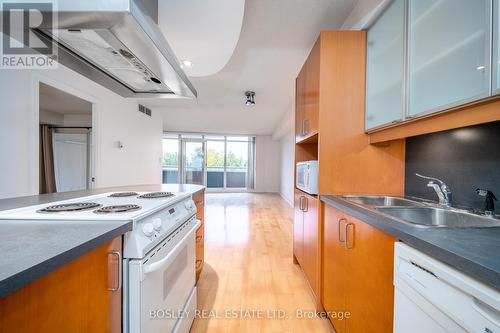 318 - 550 Queens Quay W, Toronto (Waterfront Communities), ON - Indoor Photo Showing Kitchen With Double Sink