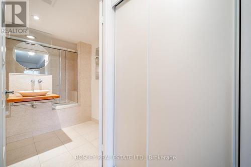 318 - 550 Queens Quay W, Toronto (Waterfront Communities), ON - Indoor Photo Showing Bathroom