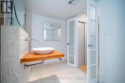 318 - 550 Queens Quay W, Toronto (Waterfront Communities), ON - Indoor Photo Showing Bathroom