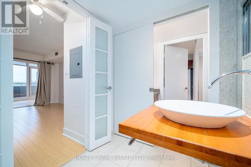 318 - 550 Queens Quay W, Toronto (Waterfront Communities), ON - Indoor Photo Showing Bathroom