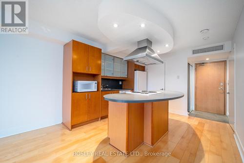 318 - 550 Queens Quay W, Toronto (Waterfront Communities), ON - Indoor Photo Showing Kitchen