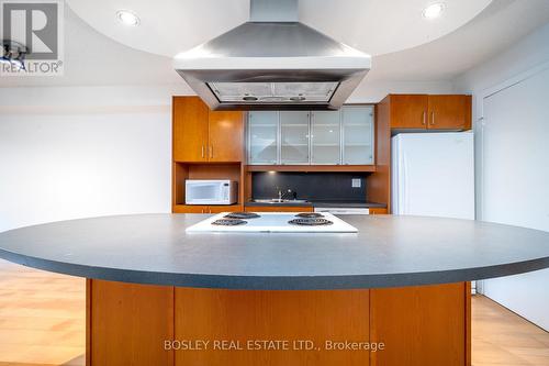 318 - 550 Queens Quay W, Toronto (Waterfront Communities), ON - Indoor Photo Showing Kitchen