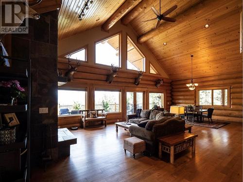 6470 Mckinney Road, Oliver, BC - Indoor Photo Showing Living Room