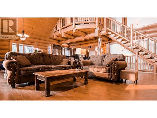 6470 Mckinney Road, Oliver, BC - Indoor Photo Showing Living Room