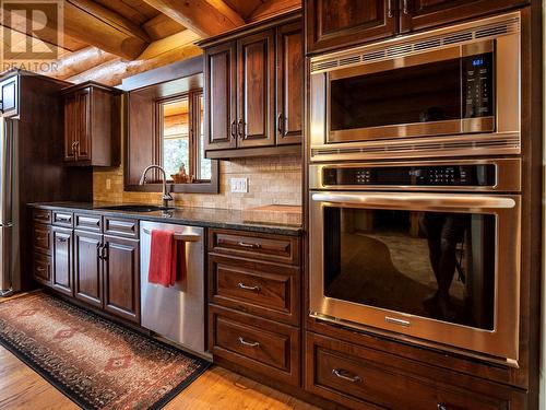 6470 Mckinney Road, Oliver, BC - Indoor Photo Showing Kitchen