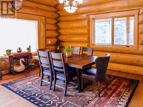 6470 Mckinney Road, Oliver, BC - Indoor Photo Showing Dining Room