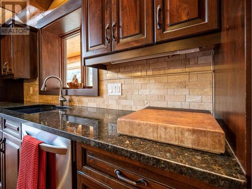 6470 Mckinney Road, Oliver, BC - Indoor Photo Showing Kitchen