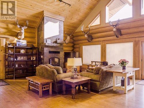 6470 Mckinney Road, Oliver, BC - Indoor Photo Showing Living Room