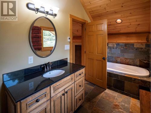 6470 Mckinney Road, Oliver, BC - Indoor Photo Showing Bathroom