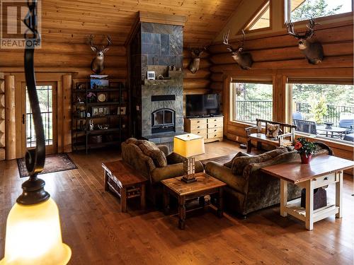 6470 Mckinney Road, Oliver, BC - Indoor Photo Showing Living Room