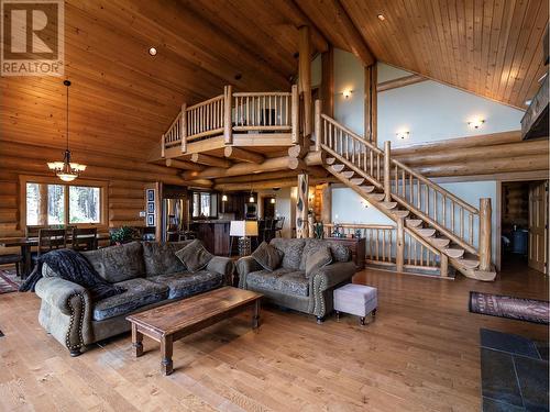 6470 Mckinney Road, Oliver, BC - Indoor Photo Showing Living Room