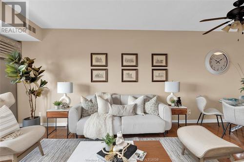 3663 Riverside Drive Unit# 904, Windsor, ON - Indoor Photo Showing Living Room