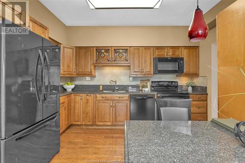 3663 Riverside Drive Unit# 904, Windsor, ON - Indoor Photo Showing Kitchen