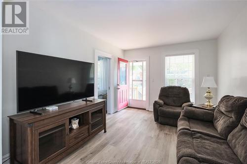 1215 Lincoln, Windsor, ON - Indoor Photo Showing Living Room