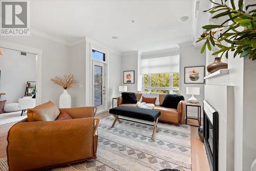 2901 Abbott Street Unit# 220, Kelowna, BC - Indoor Photo Showing Living Room