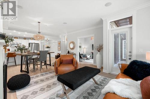 2901 Abbott Street Unit# 220, Kelowna, BC - Indoor Photo Showing Living Room