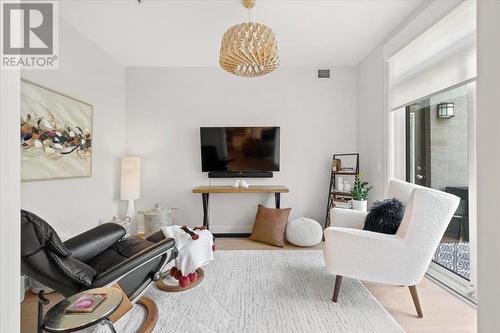 2901 Abbott Street Unit# 220, Kelowna, BC - Indoor Photo Showing Living Room