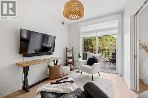 2901 Abbott Street Unit# 220, Kelowna, BC - Indoor Photo Showing Living Room