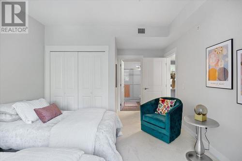 2901 Abbott Street Unit# 220, Kelowna, BC - Indoor Photo Showing Bedroom