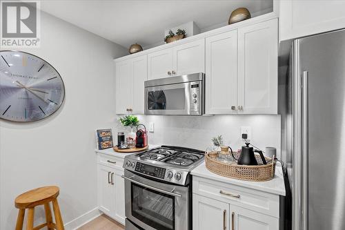 2901 Abbott Street Unit# 220, Kelowna, BC - Indoor Photo Showing Kitchen