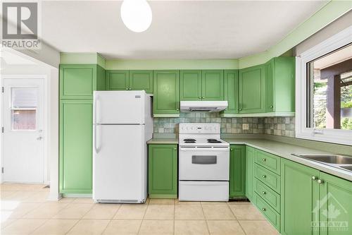 1073 Elmlea Drive, Ottawa, ON - Indoor Photo Showing Kitchen