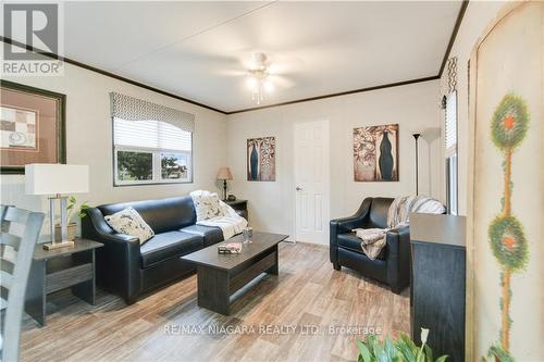 253 - 8845 Lundy'S Lane, Niagara Falls, ON - Indoor Photo Showing Living Room