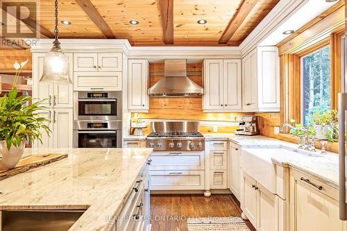 9209 Sideroad 27, Erin, ON - Indoor Photo Showing Kitchen With Upgraded Kitchen