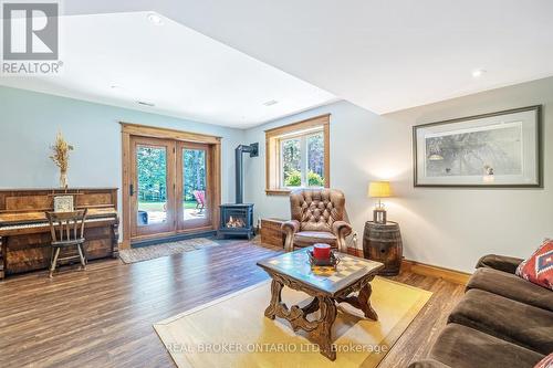 9209 Sideroad 27, Erin, ON - Indoor Photo Showing Living Room