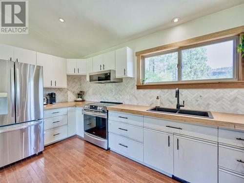 1198 Green Lake Road, Oliver, BC - Indoor Photo Showing Kitchen With Double Sink With Upgraded Kitchen