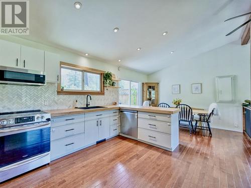 1198 Green Lake Road, Oliver, BC - Indoor Photo Showing Kitchen With Upgraded Kitchen