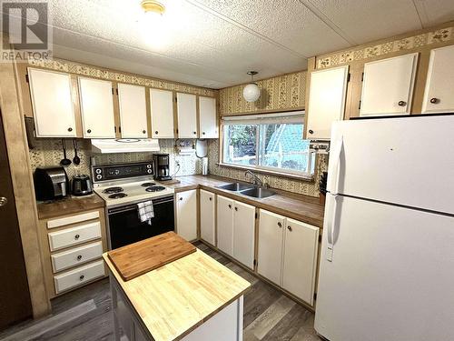 1877 Dubois Drive, Prince George, BC - Indoor Photo Showing Kitchen With Double Sink