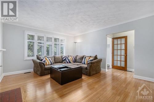 28 Roundhay Drive, Ottawa, ON - Indoor Photo Showing Living Room