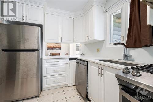 28 Roundhay Drive, Ottawa, ON - Indoor Photo Showing Kitchen With Stainless Steel Kitchen With Upgraded Kitchen