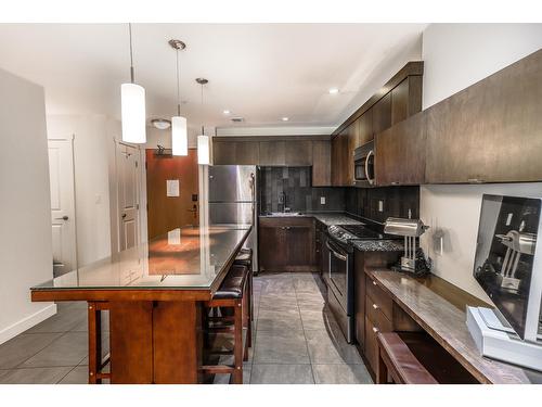 105 - 400 Stemwinder Drive, Kimberley, BC - Indoor Photo Showing Kitchen