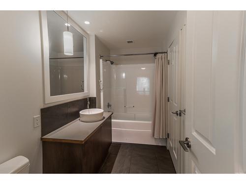 105 - 400 Stemwinder Drive, Kimberley, BC - Indoor Photo Showing Bathroom