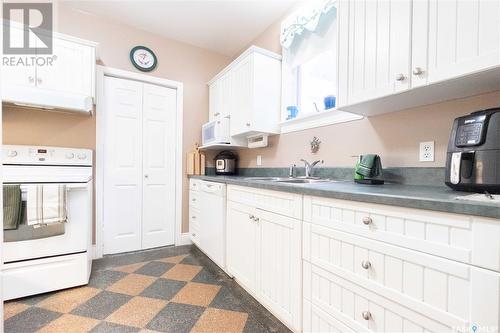 1140 Garnet Street, Regina, SK - Indoor Photo Showing Kitchen