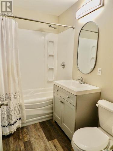 873 4Th Avenue Ne, Moose Jaw, SK - Indoor Photo Showing Bathroom