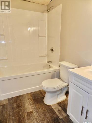 873 4Th Avenue Ne, Moose Jaw, SK - Indoor Photo Showing Bathroom