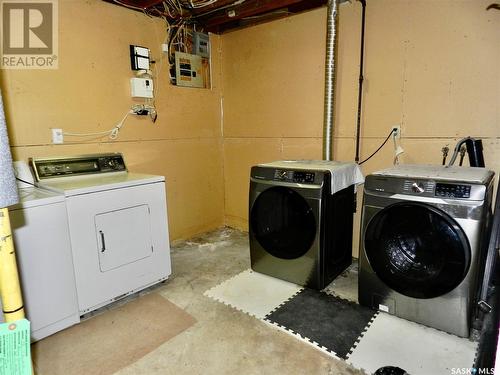 873 4Th Avenue Ne, Moose Jaw, SK - Indoor Photo Showing Laundry Room