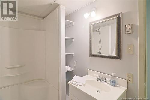 7054 Route 102, Dumfries, NB - Indoor Photo Showing Bathroom