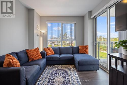 229 - 11611 Yonge Street E, Richmond Hill (Jefferson), ON - Indoor Photo Showing Living Room