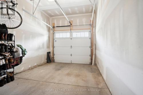 18 - 2491 Tokala Trail, London, ON - Indoor Photo Showing Garage