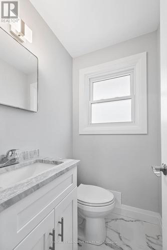 890 Wallace Avenue, Windsor, ON - Indoor Photo Showing Bathroom